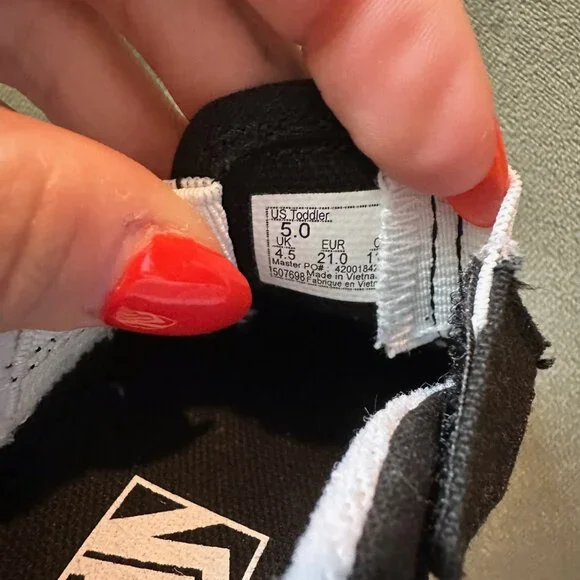 Vans Slip On V Floral Black/White Toddler 5 GENTLY Used with Box - Picture 5 of 6